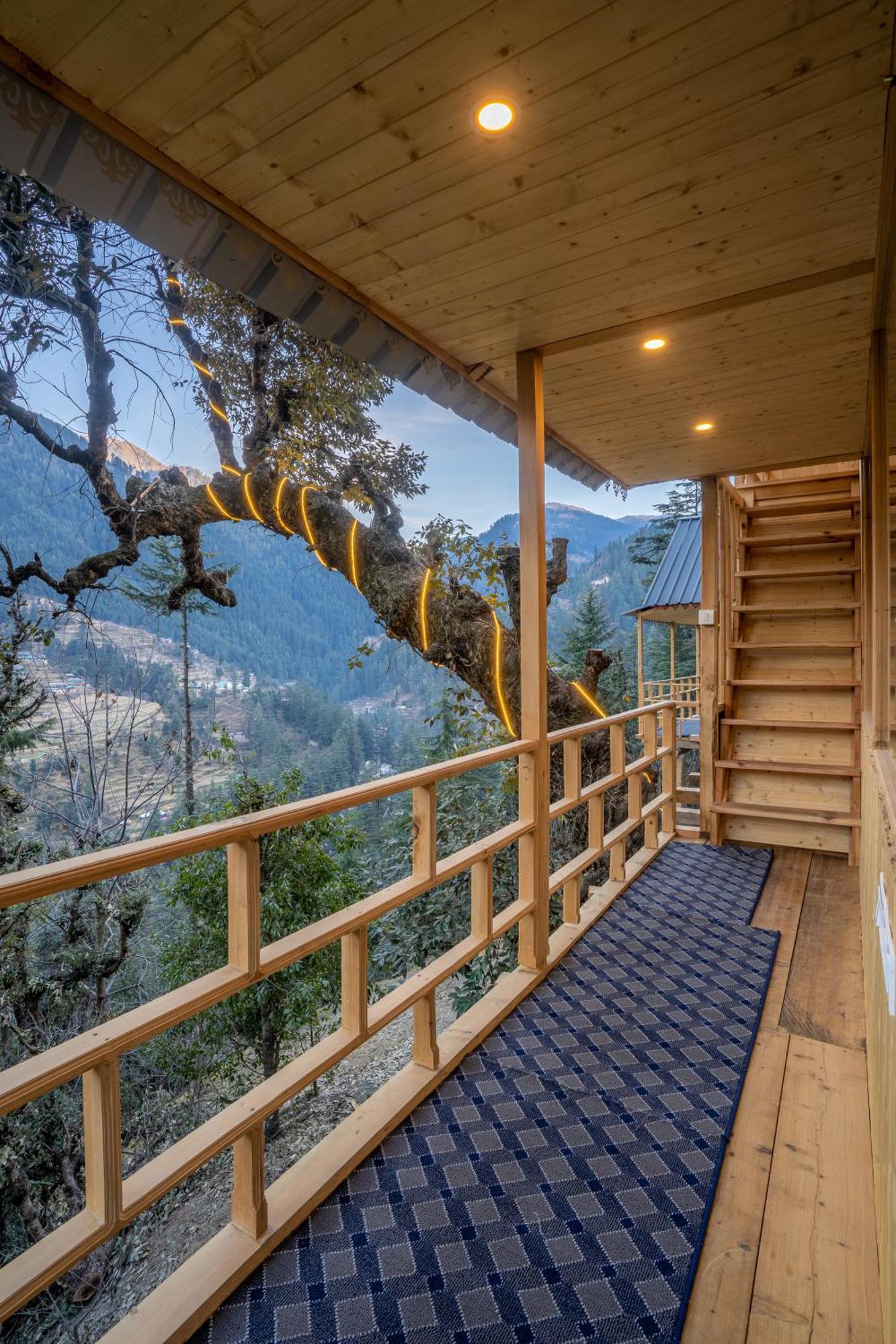 Into The Woods Treehouse Jibhi Exterior foto