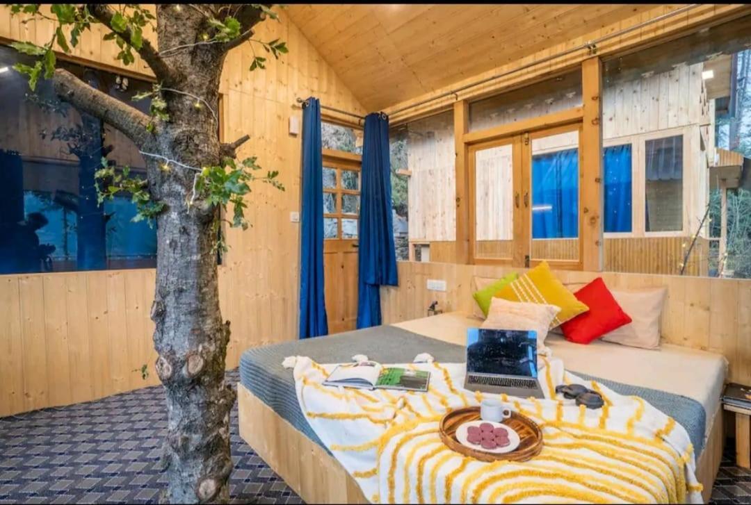 Into The Woods Treehouse Jibhi Exterior foto