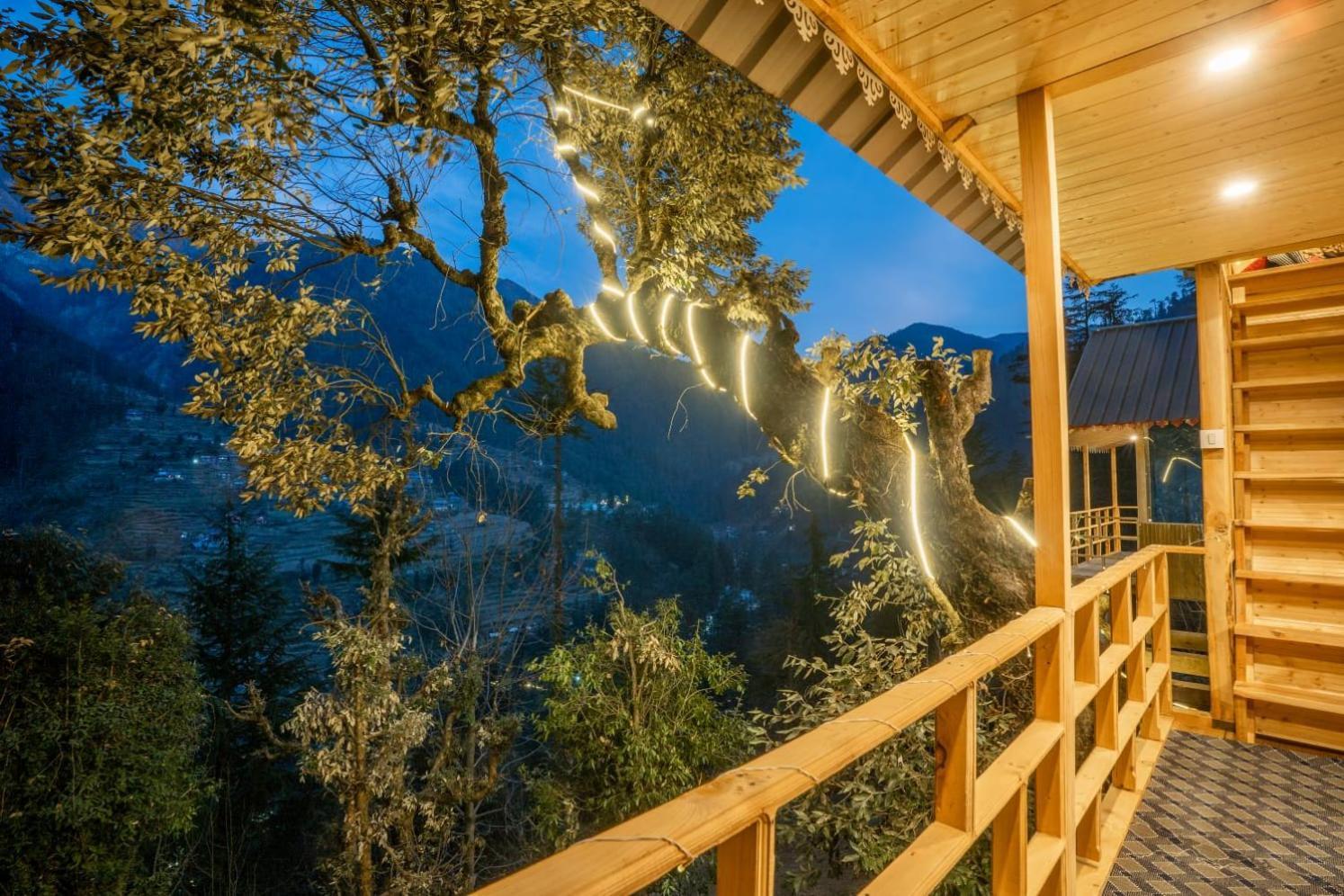 Into The Woods Treehouse Jibhi Exterior foto